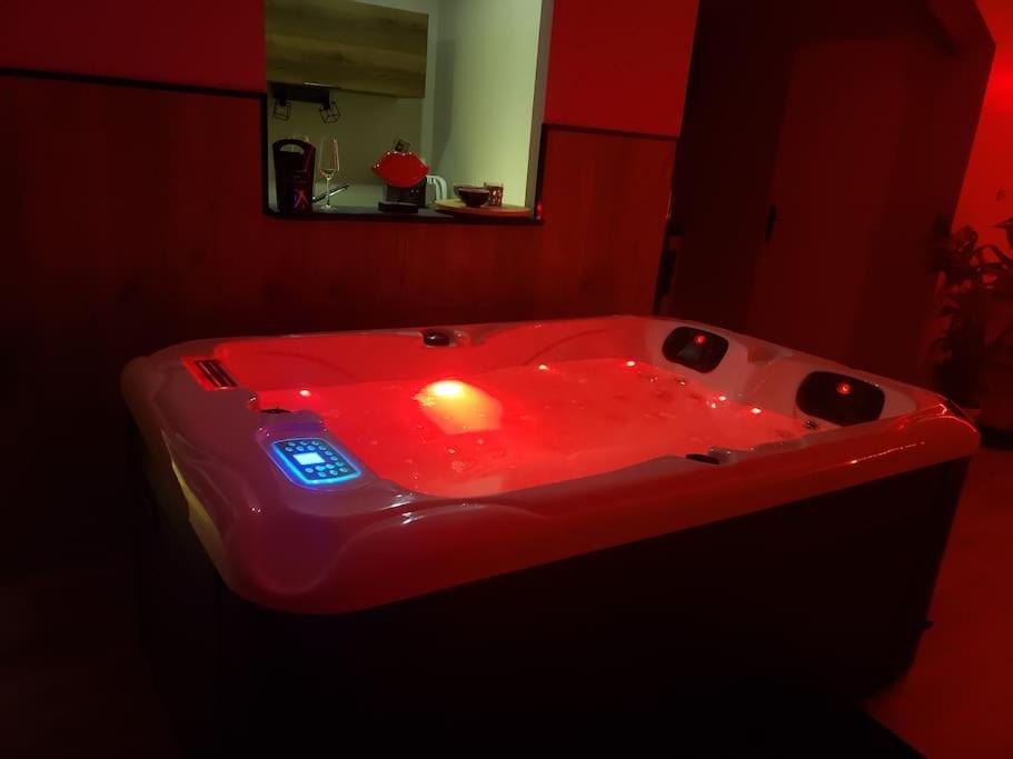 Bulles Etoilees Appartement Avec Jacuzzi Prive Montrevel-en-Bresse 외부 사진
