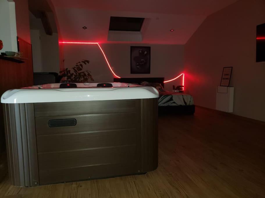 Bulles Etoilees Appartement Avec Jacuzzi Prive Montrevel-en-Bresse 외부 사진